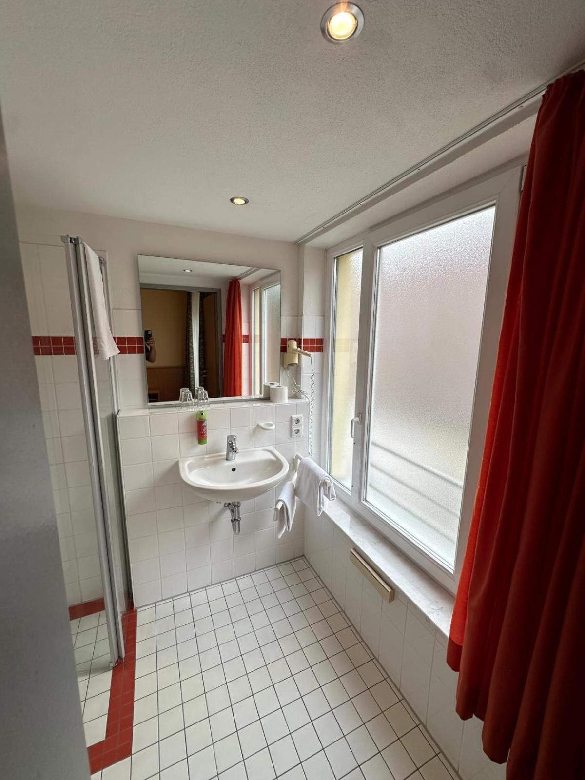 Gasthaus - Hotel Neue Post Meitingen Buitenkant foto