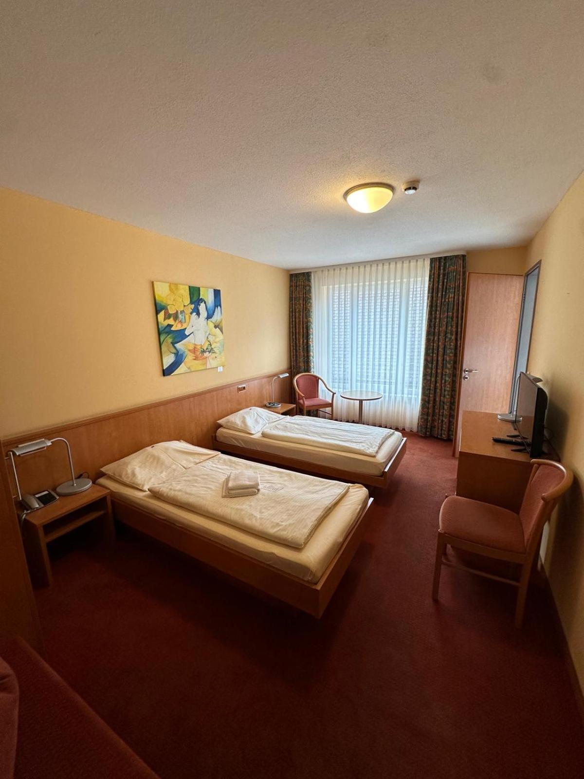 Gasthaus - Hotel Neue Post Meitingen Buitenkant foto