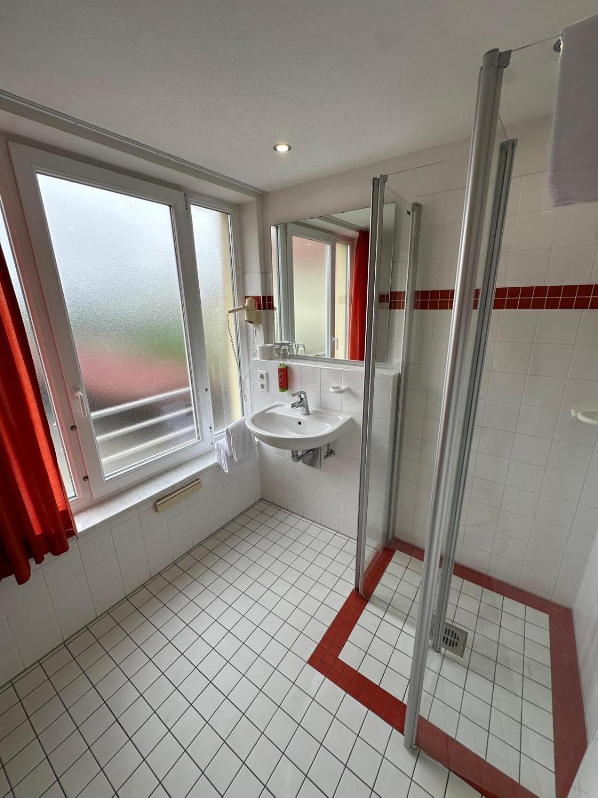 Gasthaus - Hotel Neue Post Meitingen Buitenkant foto